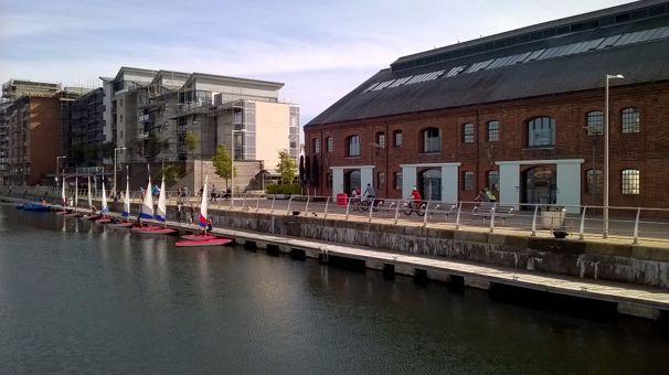 Marina Abertawe â chychod hwylio wedi'u hangori ar ochr y cei
