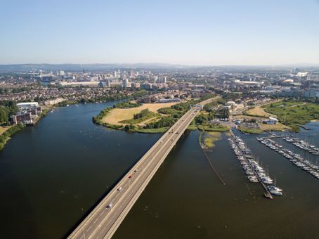 Golygfa o'r awyr o fae Caerdydd
