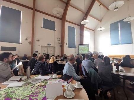 Rhanddeiliaid yn mynd i weithdy Datganiad Ardal y De-ddwyrain
