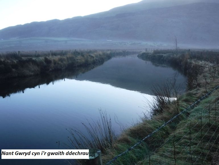 Nant Gwryd cyn i'r gwaith ddechrau Nant Gwryd cyn i'r gwaith ddechrau
