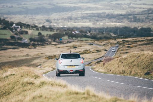 Car trydan yn gyrru tuag at y B4329 i gyfeiriad Eglwyswrw