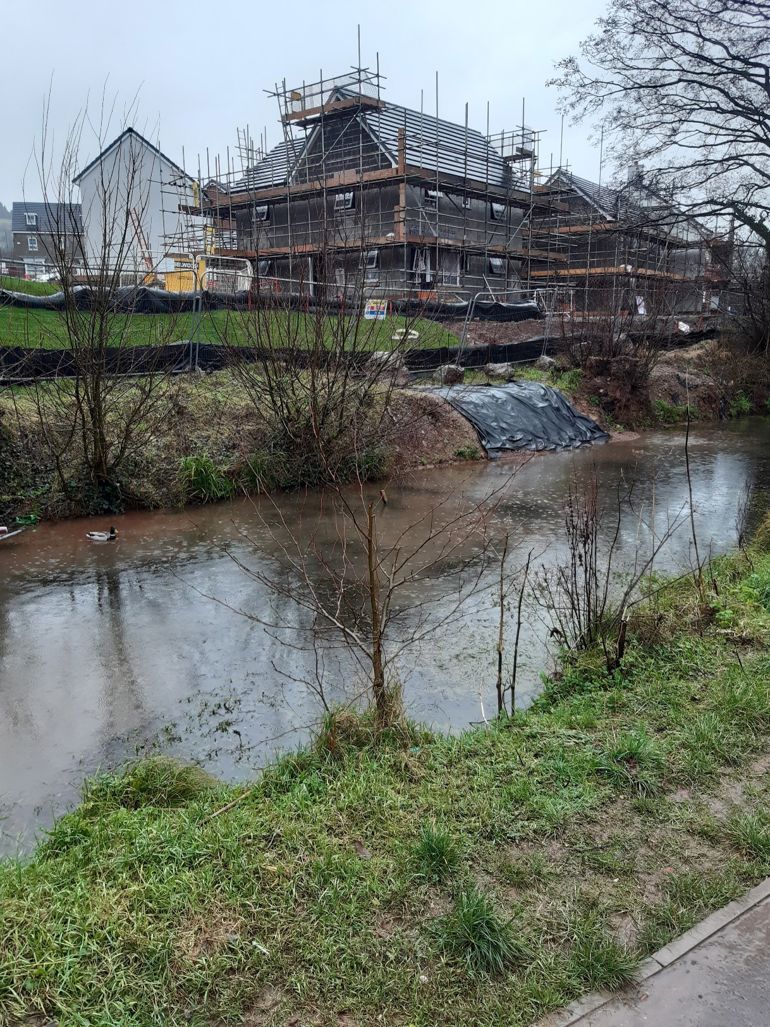 Dŵr silty ar safle datblygu Taylor Wimpey yn Sebastopol Dŵr silty ar safle datblygu Taylor Wimpey yn Sebastopol