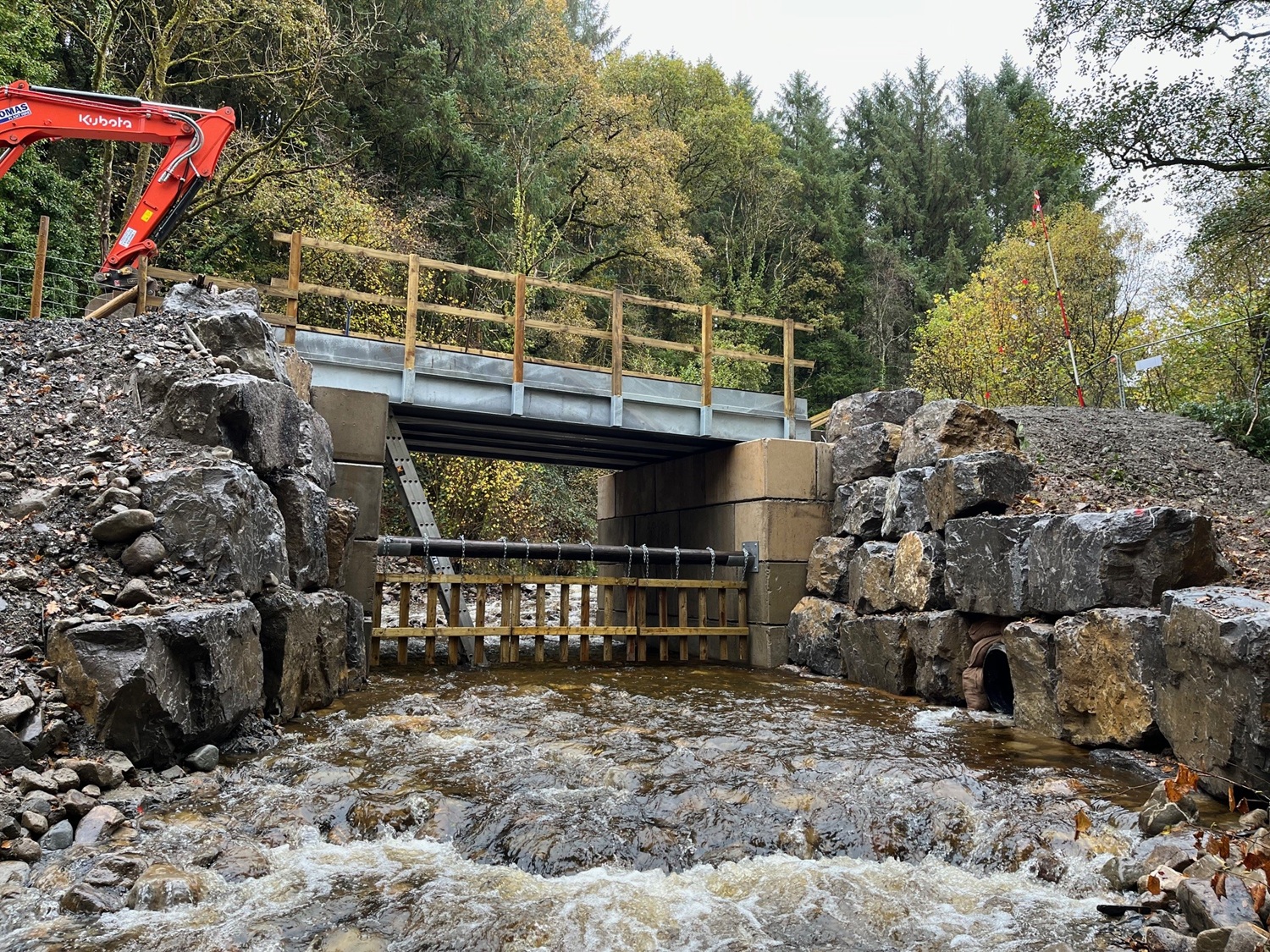 Afon Lwynor gyda phont newydd.