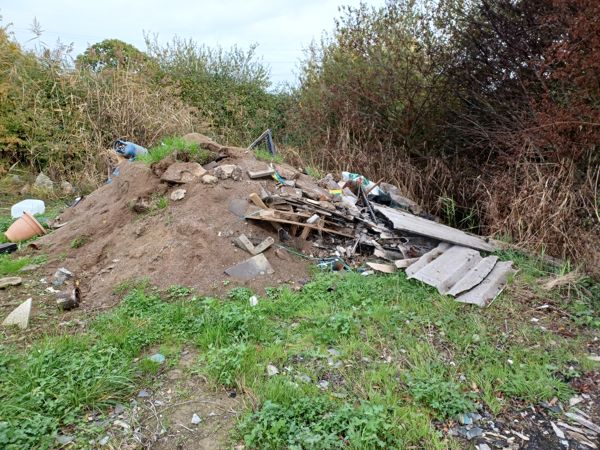 Pentwr o wastraff mewn cae Pentwr o wastraff mewn cae