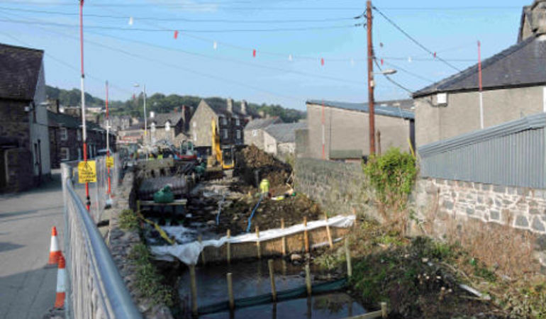 Flood defences being improved at Dolgellau Flood defences being improved at Dolgellau