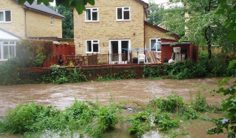 Afon wedi gorlifo tu ol i dai yn Ninas Powys, 2007 Afon wedi gorlifo tu ol i dai yn Ninas Powys, 2007
