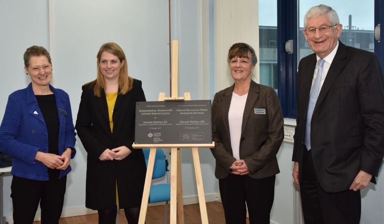 Photo of Dr Madeleine Havard, Hannah Blythyn, Dr Elizabeth Haywood and Prof Richard Davies around the opening plaque Photo of Dr Madeleine Havard, Hannah Blythyn, Dr Elizabeth Haywood and Prof Richard Davies around the opening plaque