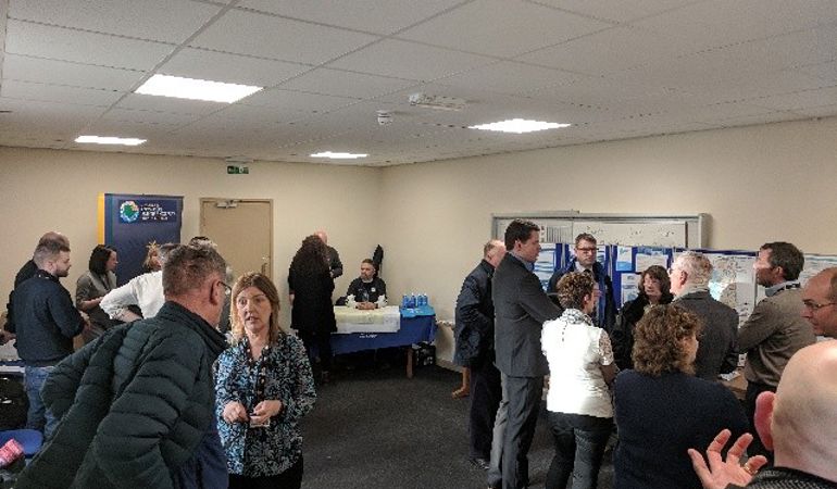 llun o'n staff yn siarad efo pobol Llangefni am y llifogydd llun o'n staff yn siarad efo pobol Llangefni am y llifogydd