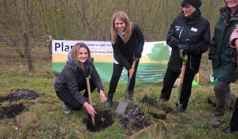 Hannah blythyn and Natalie Vaughan planting a tree Hannah blythyn and Natalie Vaughan planting a tree