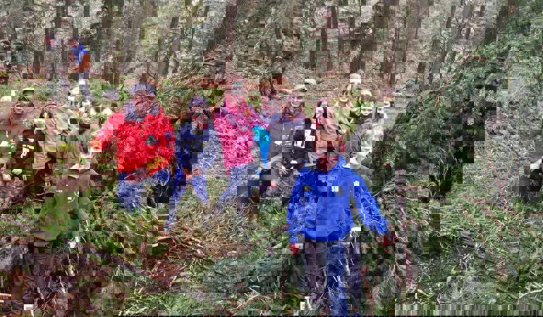 Llun o blant mewn coetir yn dysgu am yr awyr agored gydag anturiaethwr Richard Parks Llun o blant mewn coetir yn dysgu am yr awyr agored gydag anturiaethwr Richard Parks
