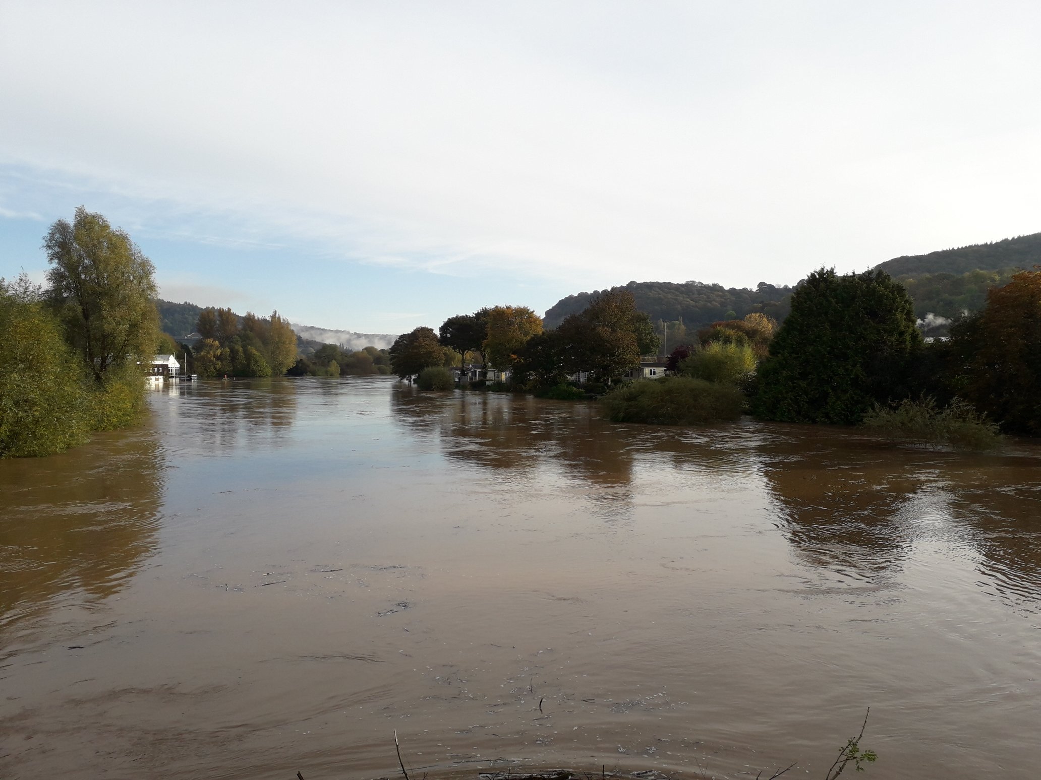 Ffoto o lefel afon uchel ar yr afon Gwy yn Nhrefynwy