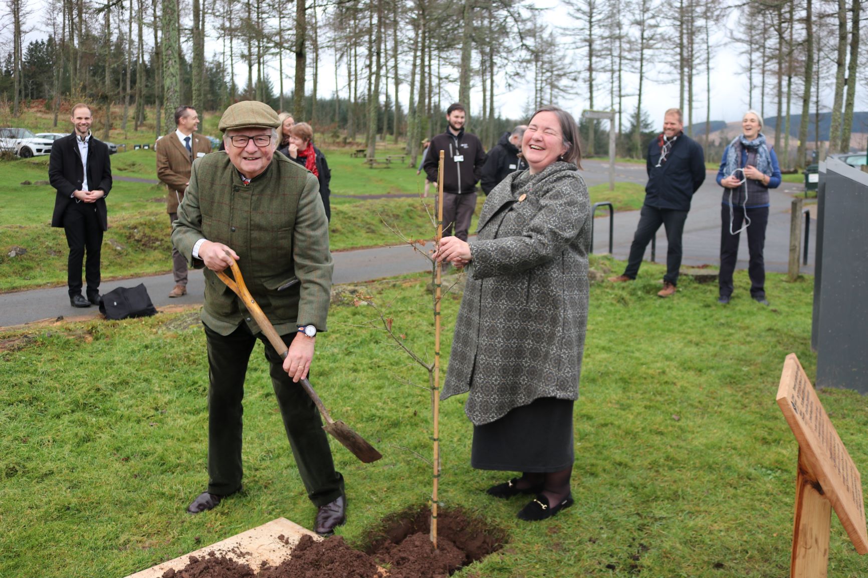 Dafydd Elis-Thomas  yn plannu derwen yng Nghanolfan Ymwelwyr Garwnant CNC