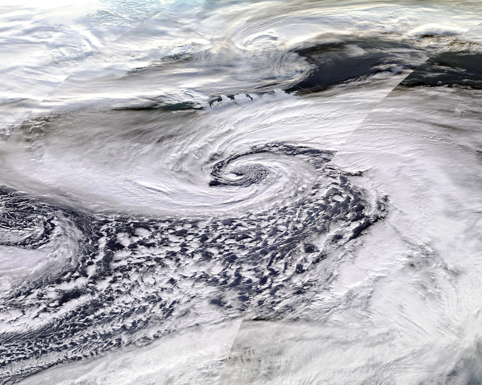 Delwedd lloeren Storm Dennis 