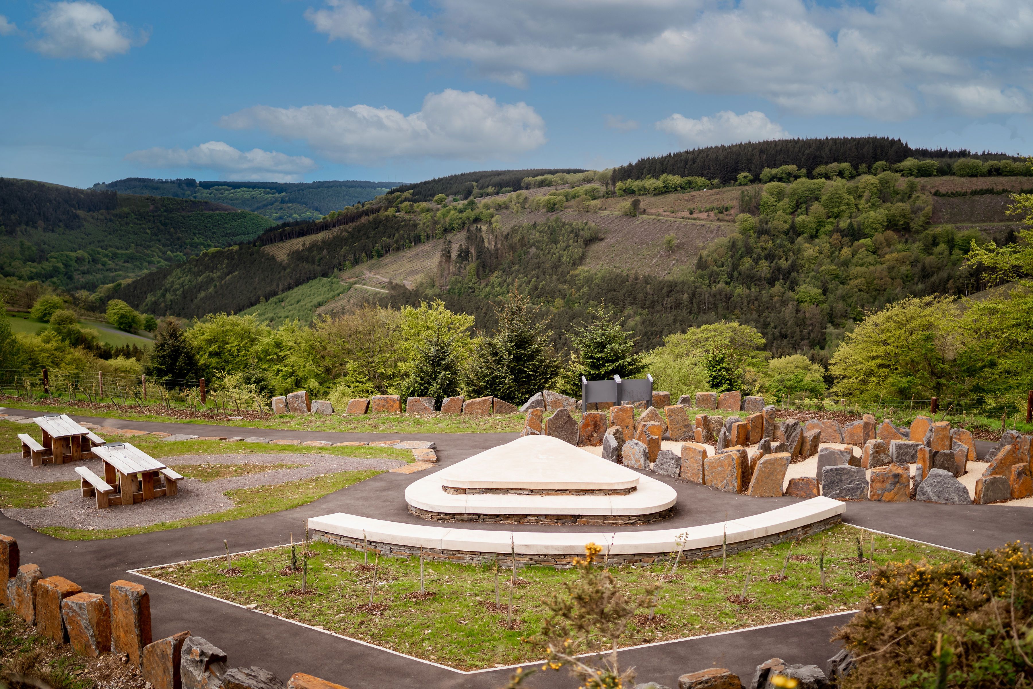 Meinciau picnic yn Cwm Carn