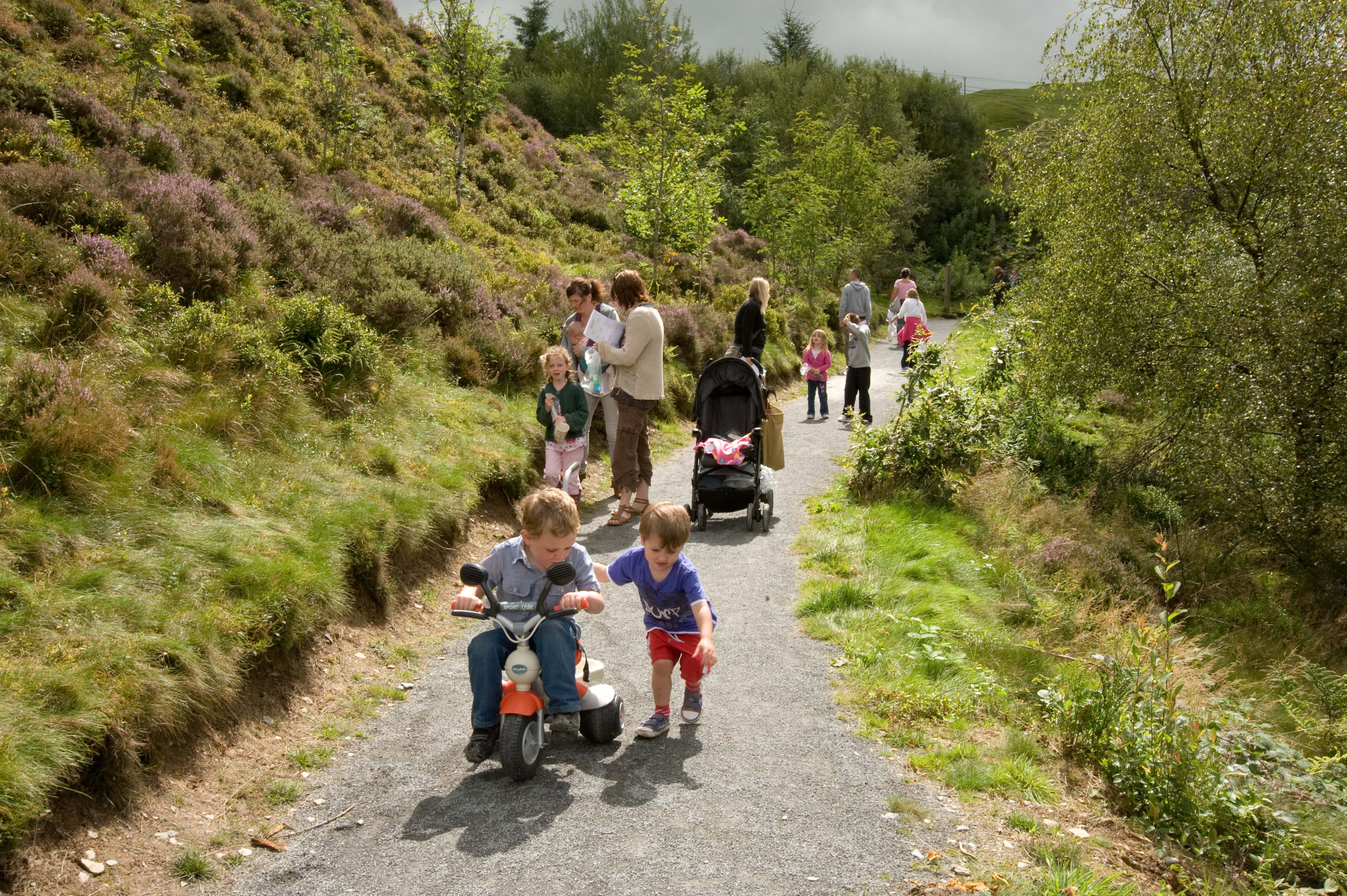 Teuluoedd yn cerdded ar lwybr ym Mwlch Nant yr Arian