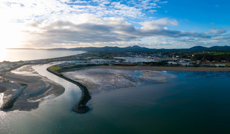 Llun drôn o Bwllheli Llun drôn o Bwllheli