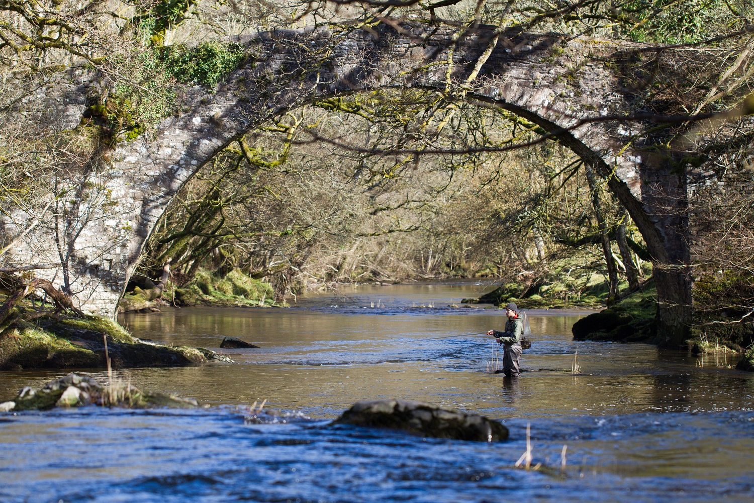 Pysgotwr ger Pont Pantyscallog ar afon Wysg