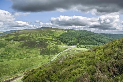 Llun wedi ei dynnu o lwybr Cenedlaethol Clawdd Offa ar lethrau gogleddol Moel Fenlli