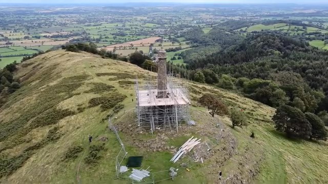 Colofn Rodney â scaffaldiau ar ben y bryn