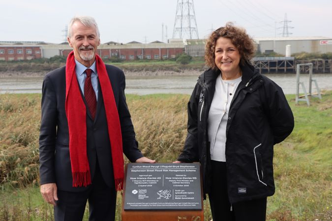 Dirprwy Brif Weinidog a Ceri Davies yn dadorchuddio plac llechen yn agoriad swyddogol cynllun llifogydd Stryd Stephenson Dirprwy Brif Weinidog a Ceri Davies yn dadorchuddio plac llechen yn agoriad swyddogol cynllun llifogydd Stryd Stephenson