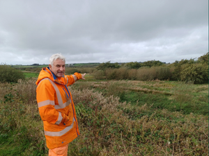 Mack Hughes, Goruchwyliwr ym Mhenhesgyn, Ynys Môn, yn amlinellu'r mawndir a fwriedir ei adfer ar ôl llunio cynllun datblygu drwy gyllid grant.