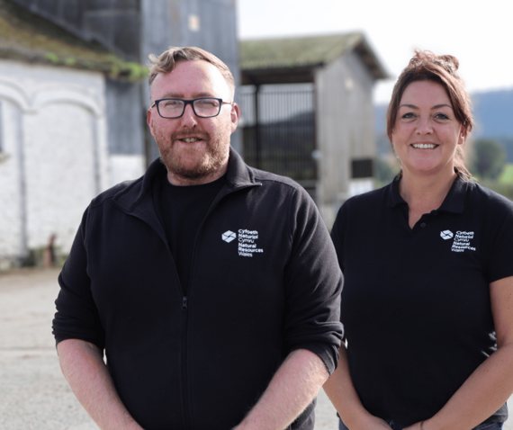 Dau aelod o staff