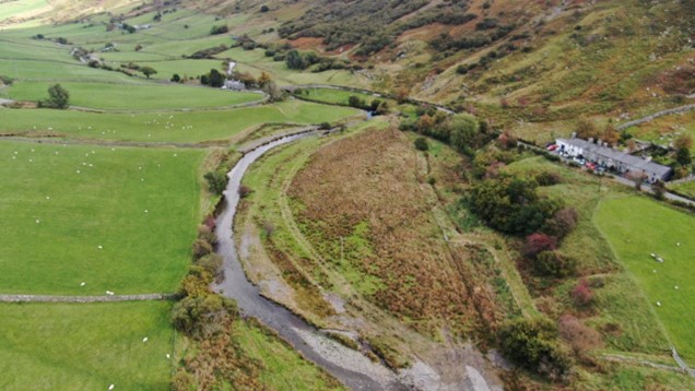 Llun rhan o afon Machno o'r awyr, cyn i gwaith adfer cychwyn