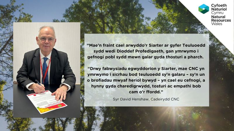 Syr David Henshaw yn arwyddo siarter Syr David Henshaw yn arwyddo siarter